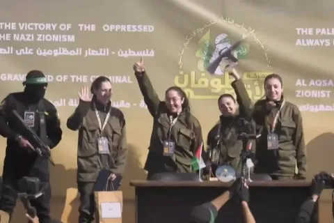 بالفيديو.. لحظة تسليم المجندات الإسرائيليات الأسيرات الأربعة في ميدان فلسطين