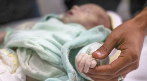 أطفال غزة يموتون.. حماس تطالب المجتمع الدولي بحماية مئات الآلاف