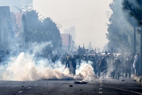 Pakistan cracks down on protests as thousands demand Imran Khan’s release