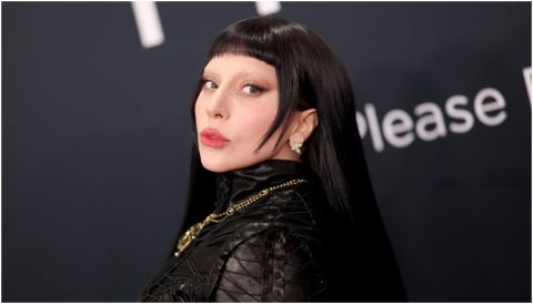 ليدي غاغا تطلق عصر الـ Mayhem في الموضة بإطلالة سوداء في الـ Grammy