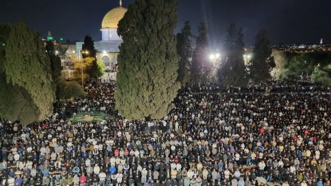 بالصور: 180 ألف يحيون ليلة القدر في المسجد الأقصى