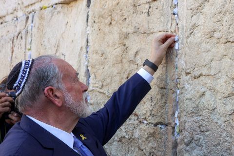 US ambassador prays at Western Wall with message penned by Trump