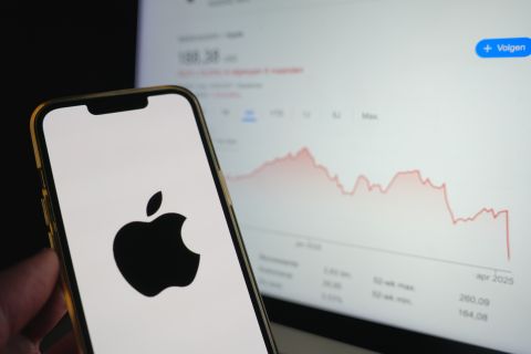 ترامب يستثني هذه القطاعات لأنه خسر من الصين؟! 