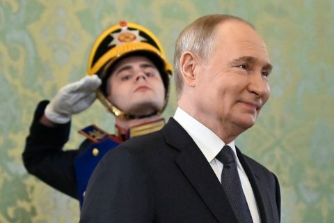  Trump warns Putin: 'playing with fire'