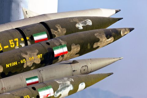 إيران تطلق صواريخ بعد الهدنة وإسرائيل تتوعد بالرد