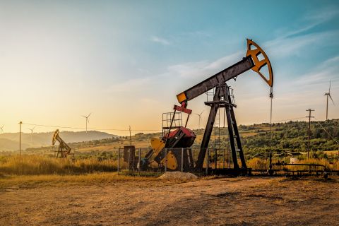 أسعار النفط يحافظ على مكاسبه قبيل محادثات أمريكية صينية