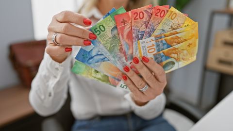 العملة الأقوى في العالم تكسر قواعد اقتصاد الكوكب