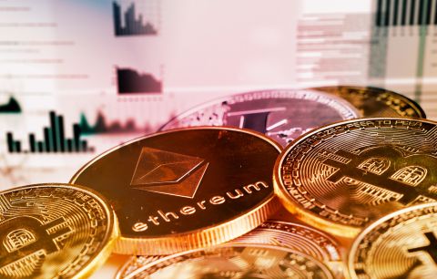 زلزال بقيمة 300 مليار دولار يضرب العملات الرقمية