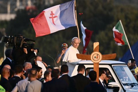 Pope Leo enjoys a bite of America: Famous Chicago Pizza reaches the Vatican