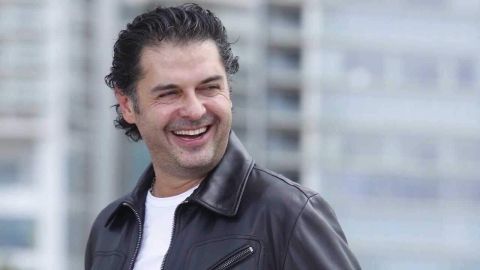 راغب علامة يثير الجدل مجدداً في حفله في لبنان.. يرقص مع معجبة على المسرح