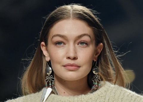 جيجي حديد تفاجىء الجمهور بانهيارها من البكاء امام الكاميرا.. والسبب انتقادات الجمهور