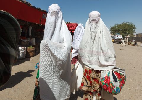 طالِبان تحرم النساء من العلاج