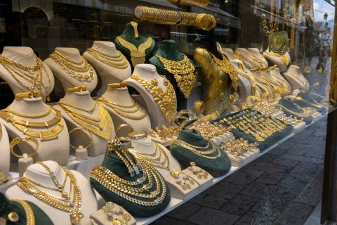 الذهب يحوم قرب قمة غير مسبوقة