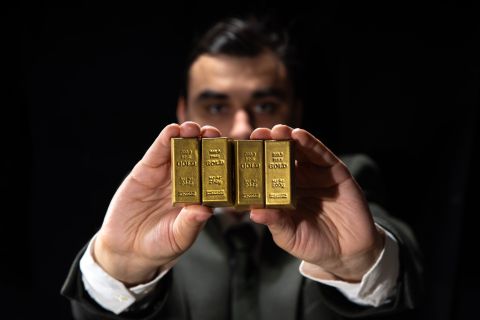 الذهب ينخفض عن أعلى مستوى له تاريخيًا