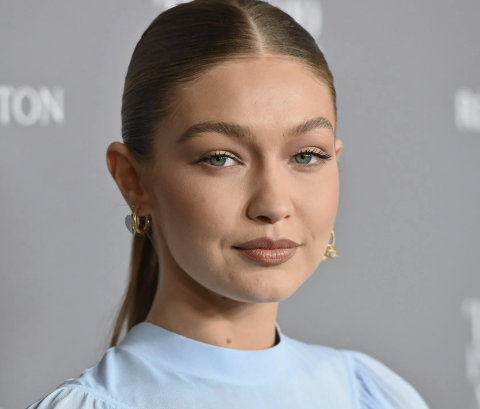 جيجي حديد تفاجىء الجمهور بانهيارها من البكاء امام الكاميرا.. والسبب انتقادات الجمهور