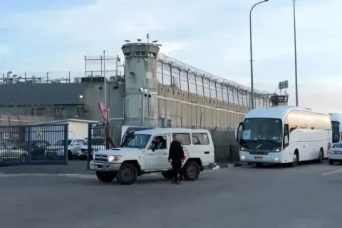 مراسم التسليم.. الأسرى الفلسطينيون في طريقهم إلى الحرية