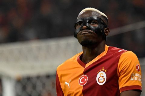 تفاصيل اهتمام برشلونة بالمهاجم النيجيري فيكتور أوسيمين