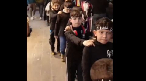 أطفال بسوق الحميدية في دمشق يرددون 