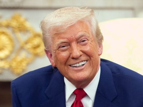 بالفيديو: ترامب يوزّع المليارات على أصدقائه 