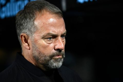 هاتريك ليفاندوفسكي وطرد دي يونغ: فليك سعيد بأداء برشلونة ويشيد بروح الفريق