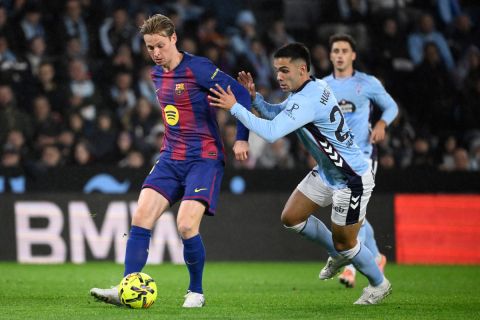 دي يونغ يُبهر جماهير برشلونة: 97% دقة..100% مهارة وصفر أخطاء