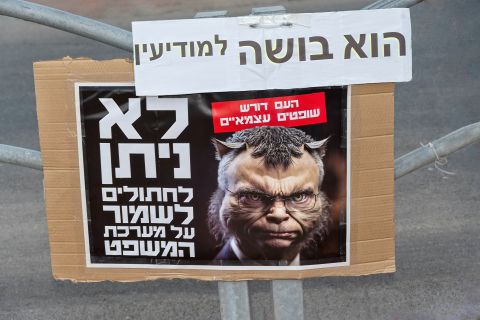 فيديو مروّع: إهانة مسن على يد الميليشيات