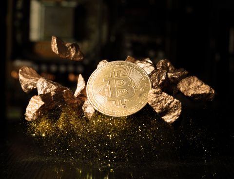 تراجع بيتكوين دون 100 ألف دولار