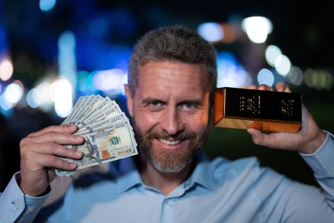 المعدن الأصفر يخسر مكاسبه