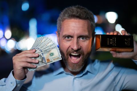 أسعار الذهب في تدني بسبب قوة الدولار