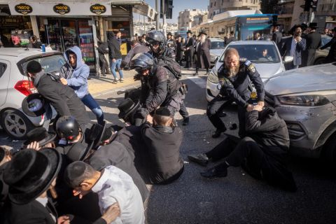 إصابات واعتقالات.. مروحية تتدخل لفض اشتباك الشرطة والحريديم