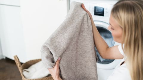 طرق تخزين الملابس الصوفية والعناية بها مع بدء الشتاء والأمطار