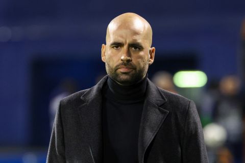 قبل مواجهة ريال مدريد..مدرب سيلتا فيغو يدافع عن ألونسو: سيكون مدرباً مذهلاً