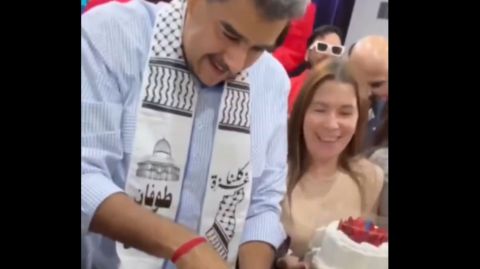 فيديو: الرئيس الفنزويلي يحتفل بالكوفية بعيد ميلاده
