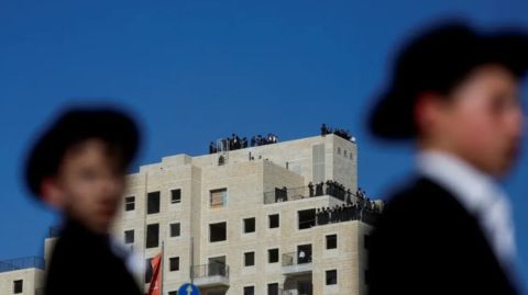 إحتجاج آلاف الإسرائيليين أمام سفارة البرتغال 