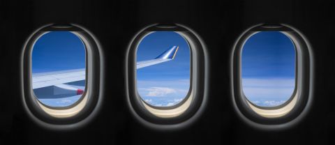 راكب يحاول فتح باب الطائرة على ارتفاع 18 ألف قدم