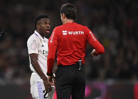 من هو حكم مباراة برشلونة وريال مدريد في نهائي كأس السوبر الإسباني 2026؟