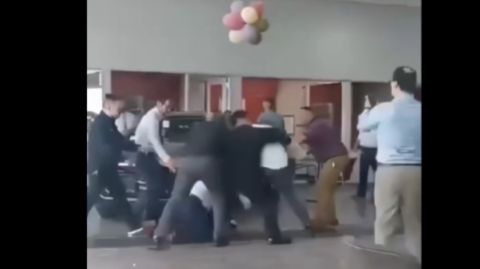 فيديو: مشاجرة على العمولة تحول شراء سيارة إلى كارثة