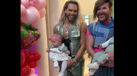 فيديو حساس: زوجان مثليان يحصلان على توأم عبر الإنجاب بالوكالة