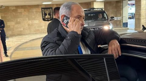 كاميرا هاتف نتنياهو المحمول مغطاة بلاصق