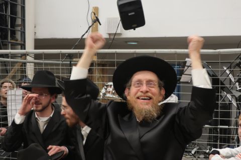 فيديو: سجود خاطئ ينتهي بركلة.. الهندي يكتشف أن الإله ليس الحاخام