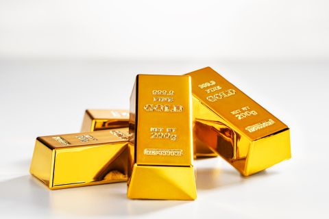 الذهب يسجل قمة تاريخية لأول