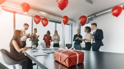 أفكار للاحتفال بعيد الحب في مكان العمل