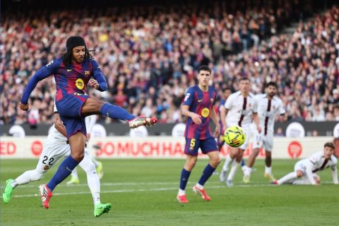 ليفربول يفكر في دفع 80 مليون يورو للتعاقد مع مدافع برشلونة كوندي