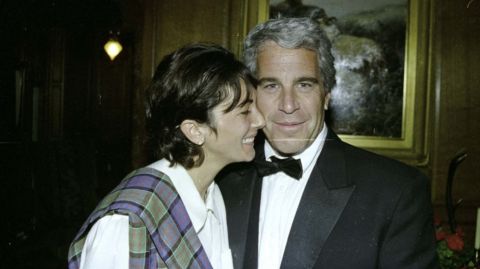 فيديو لشريكة إبستين:لن أفصح عن الملفات قبل عفو ترامب 