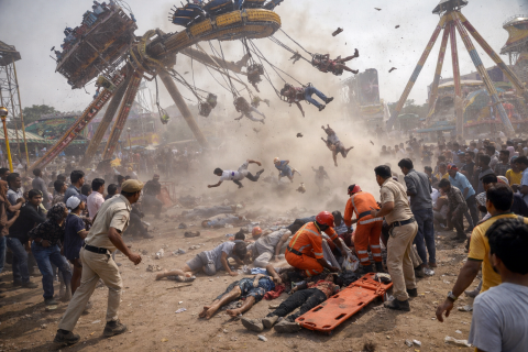 فيديو: مشاهد صادمة لسقوط ركاب من مرجيحة ملاهي
