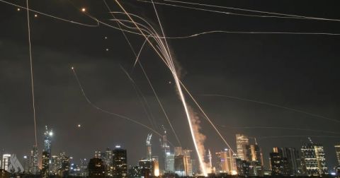 العصف المأكول.. حزب الله يطلق 100 صاروخ دفعة واحدة باتجاه إسرائيل