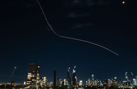 هجوم إيراني.. موجة جديدة من الصواريخ نحو إسرائيل