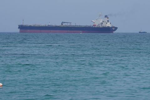 التوترات تدفع مئات السفن للتوقف في الخليج