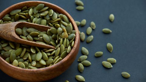 صدمة: ملعقة من بذور اليقطين على الريق… ماذا تفعل بجسمك؟