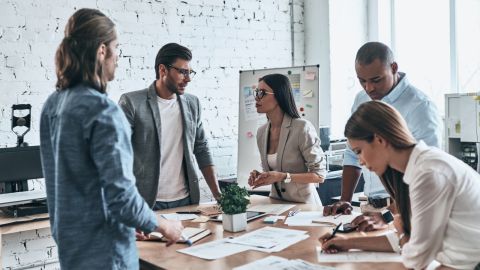 كيف تحتفل الشركات بعيد العمال بطريقة ملهمة وفعّالة؟